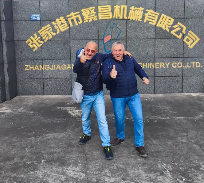 Em 2025, a empresa italiana LAMPLAST SRL adquiriu duas unidades de mistura a frio e a quente SRLW-1300/5000 totalmente automáticas da nossa empresa.